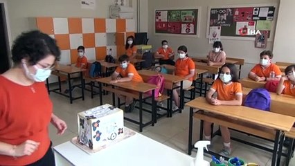 Koca yürekli minik öğrenciler