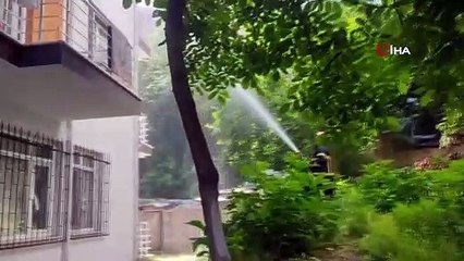 Yangında mahsur kalan çocuğu balkona tırmanıp kurtardılar