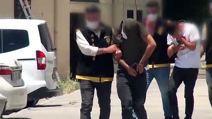 ADANA - Üniversite öğrencisini 150 bin lira dolandırdıkları iddiasıyla yakalanan 4 zanlı tutuklandı