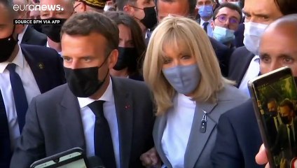 Après la gifle présidentielle, Emmanuel Macron affirme qu'il restera "à portée d'engueulade"