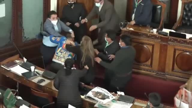 Un parlamento a puñetazos
