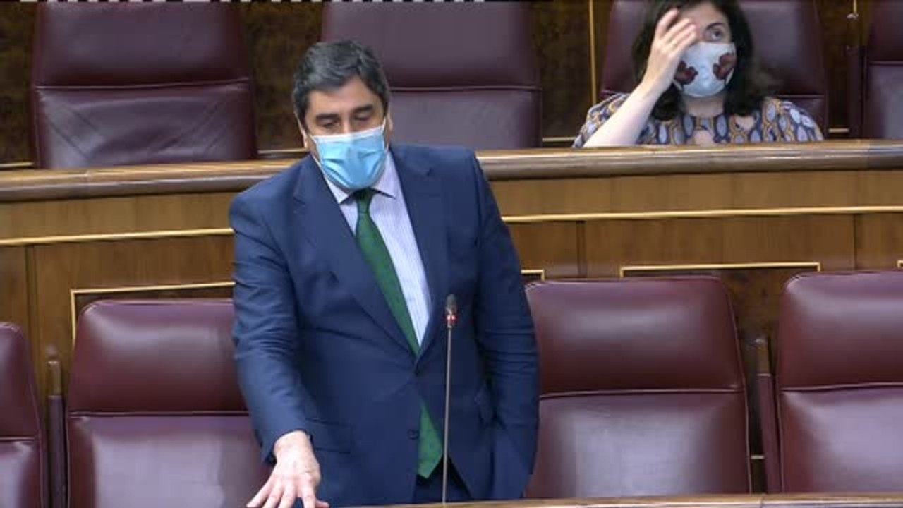 Darias asegura que "no le importa dar un paso atrás" y que la vacunación "va como un tiro"