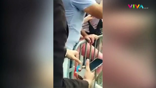 Presiden Prancis Macron Ditampar Seorang Pria di Depan Umum