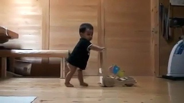 Bebeğe yürümeyi öğreten kedi!