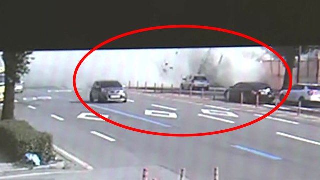 [영상] 광주 건물 붕괴 순간...시내버스 덮치며 아수라장 / YTN