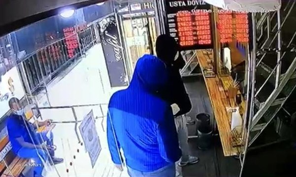 Şişli'de döviz bürosunda tabancayla soygun girişimi ve şahsın yakalanışı kamerada