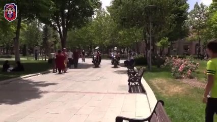 Polis ekipleri çocuklarla parkta top oynadı