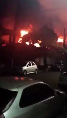 Imágenes hasta el momento del fuego que afecta una fábrica de colchones en La Fe