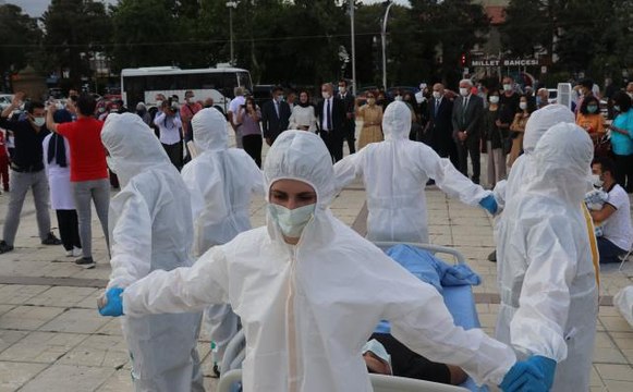Geleceğin hemşireleri Kovid-19'la savaşan sağlık çalışanlarının sorunlarını sessiz tiyatro ile anlattılar