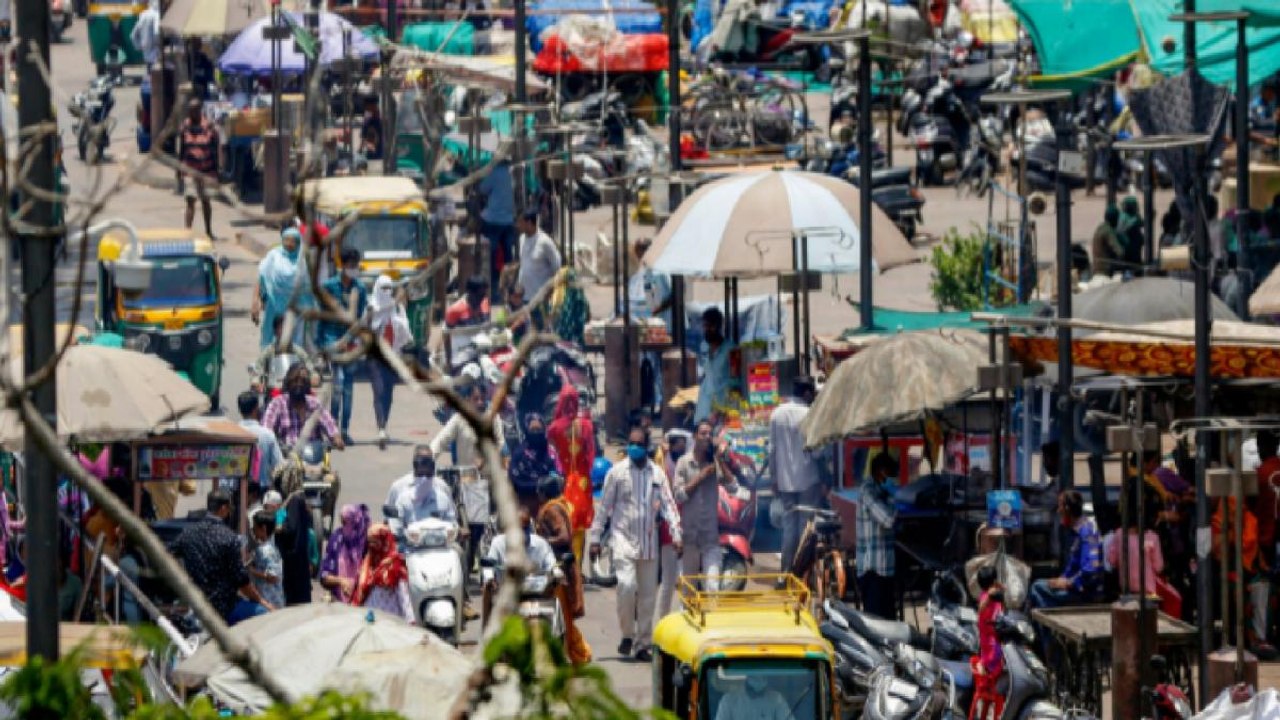 Unlock in UP: Varanasi people violates corona guidelines