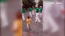 Dans eden gruba eşlik eden küçük çocuğun yeteneği şaşırttı