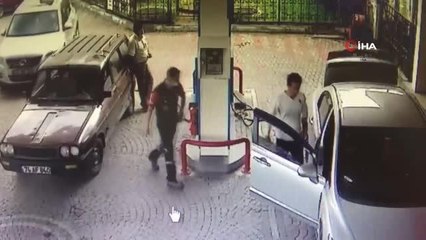 Akaryakıt istasyonun alev alan otomobile müdahale eden çalışan o anları anlattıAkaryakıt çalışanı Emrah Üstünbaş: " Alevlere müdahalemiz ve...