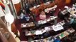 Deputados trocam socos no parlamento da Bolívia