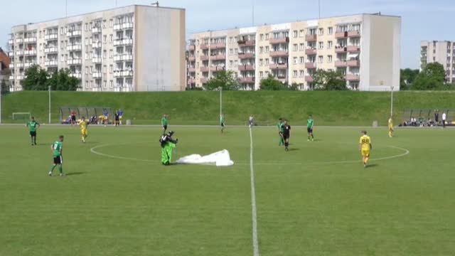 Un paracaidista aterriza de emergencia en mitad de un partido de fútbol en Polonia