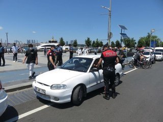 ÜSKÜDAR'DA GİRİŞ ÇIKIŞLAR KAPATILDI; POLİS GENİŞ KAPSAMLI DENETİM BAŞLATTI