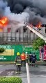 Incendio en fábrica de colchones La Reina en el Ensanche La Fe.