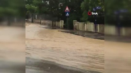 Başkent'te yağmur suları araçları sürükledi