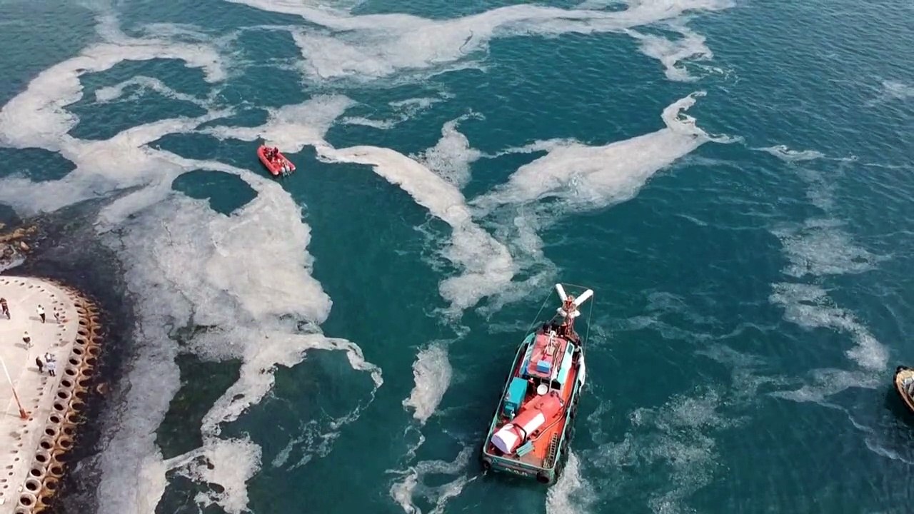 Kampf gegen "Seerotz" im Marmara-Meer