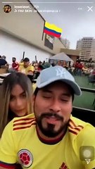 Lowel León viendo el partido mientras su ex está en trabajo de parto