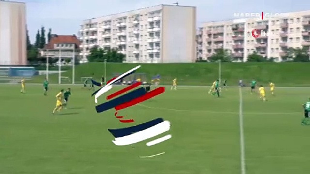 Hakem bu sefer sarı kartı sahaya inen paraşütçüye kesti