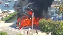 Incendio a Bari: autobus divorato dalle fiamme, tragedia sfiorata a pochi metri dal Teatro Margherita - VIDEO
