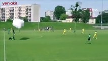 Futbolcular neye uğradığını şaşırdı! Sahaya inen paraşütçüye hakemden sarı kart