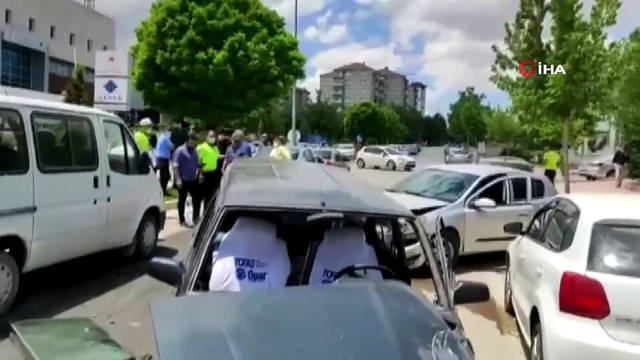 Ehliyetsiz sürücü ters yöne girdi, iki otomobile çarptı: 2 yaralı