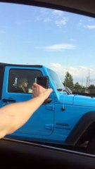 Il montre le QR code de son snapchat à la voiture de filles d'à côté pour draguer