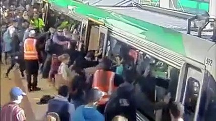 Yüzlerce yolcu, trende ayağı sıkışan kişiyi böyle kurtardı!