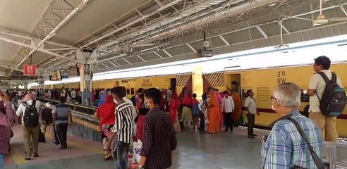 जिन्दगी की 'रेल ' दौड़ती रहे इसलिए मास्क और सोशल डिस्टेंस की सुरक्षा 'पटरी' से नहीं उतरें