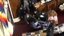 Patadas y puñetazos en el Congreso de Bolivia