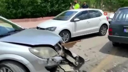Ehliyetsiz sürücü ters yöne girdi, iki otomobile çarptı: 2 yaralı