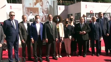Bakan Kasapoğlu Başkonsoloslarla “Altın Kalpli Eldiven” Sergisini gezdi
