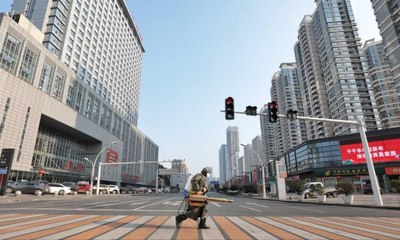 انفجار شارع بالكامل من باطن الأرض في ووهان الصينية