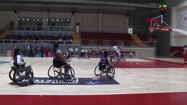 SPOR Kadın Tekerlekli Sandalye Basketbol Takımı parkede