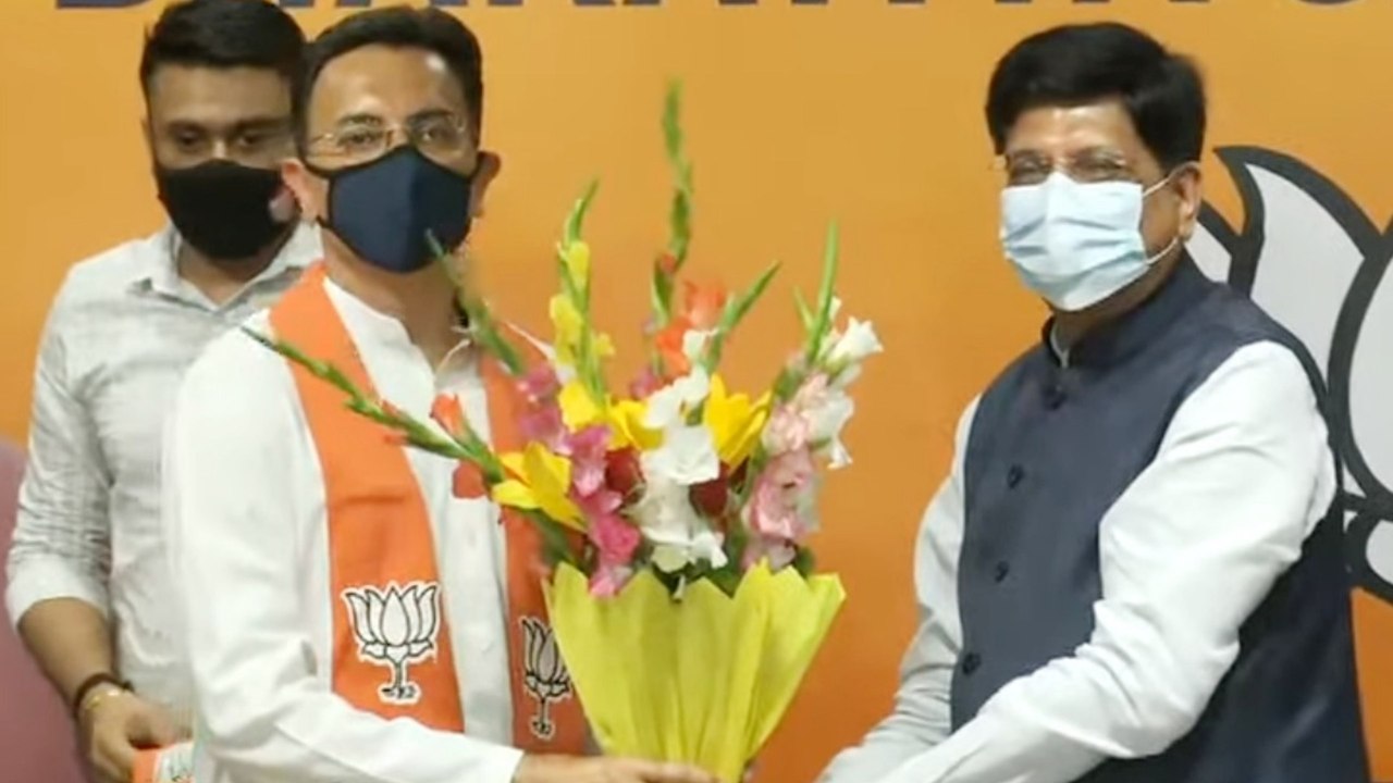 Rajasthan: People forget covid norms to taste kachoris