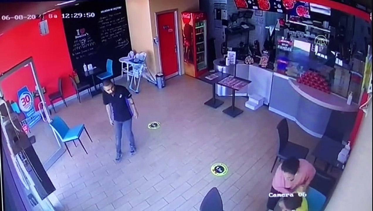 İZMİR - Nefes borusuna yemek kaçan bebeği, iş yeri sahibi 'Heimlich manevrası'yla kurtardı