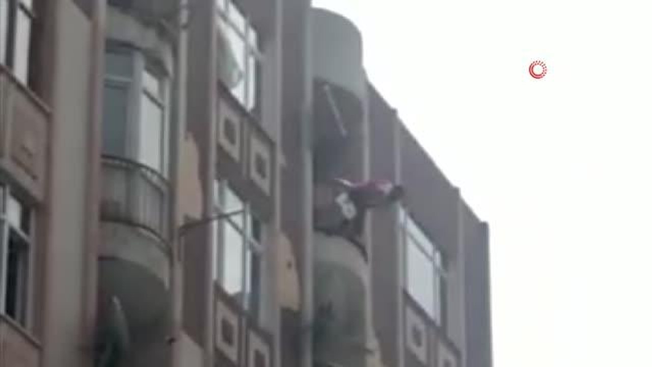 Kadını önce dövdü sonra intihara kalkıştıAvcılar önce kadını darp etti sonra balkondan atlamak istedi