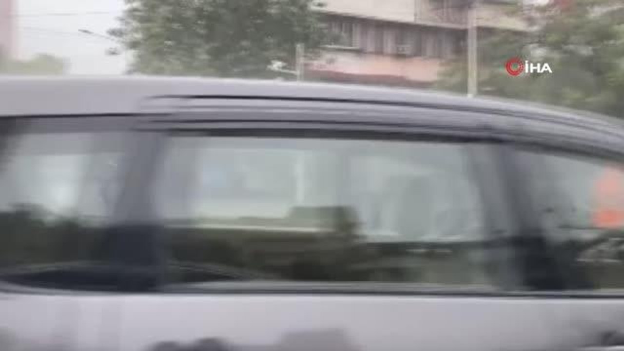 Mumbai'de şiddetli yağış sokakları göle çevirdi, evleri su bastı