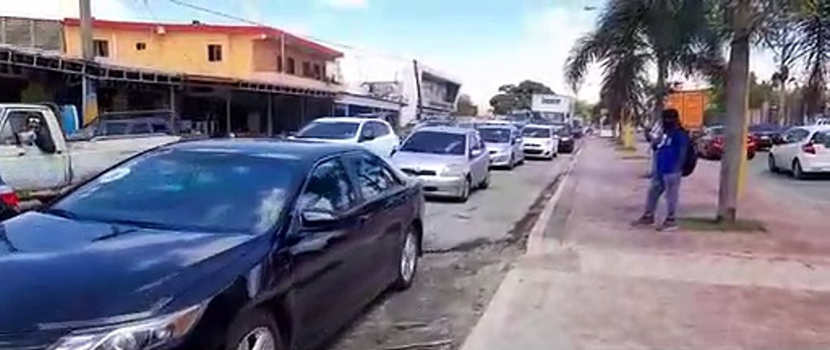 Choferes protestan en la Charles de Gaulle en demanda de su arreglo (parte 1)