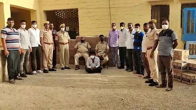 ट्रक में ईंटों के नीचे छुपे शराब के 485 कार्टन जब्त