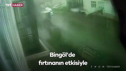 Bingöl'de şiddetli fırtına çatıları uçurdu