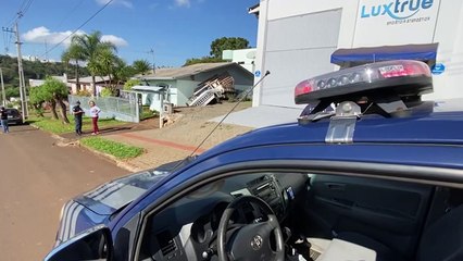 Caminhão desgovernado atinge casa e assusta moradores em Chapecó