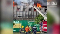 Bomberos sofocan incendio afectó fábrica de colchones La Reina