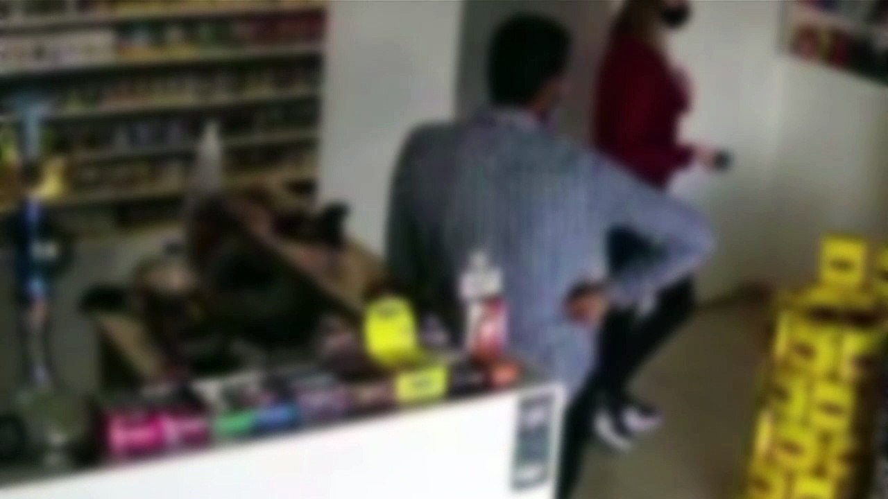 Câmeras flagram homem furtando celular Samsung Gran Prime em loja no Bairro Guarujá