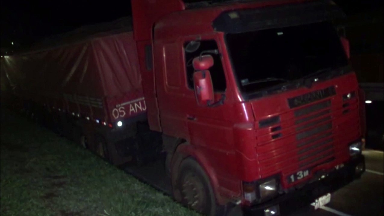 Carreta cai em canaleta na BR-277, em Cascavel