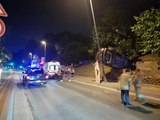 Son dakika haberi: Eyüpsultan'da ilginç kaza: Araç aydınlatma direği ile beton bariyer arasında asılı kaldı
