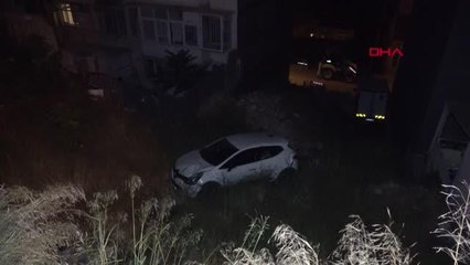 Otomobil boş araziye uçtu, sürücü kaçtı, 1 kişi yaralandı