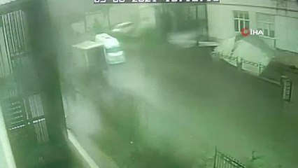 Fırtına çatıyı uçurdu, yaşananlar güvenlik kamerasına böyle yansıdı