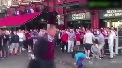 İngiliz holiganlardan mültecilere yönelik alçak hareket